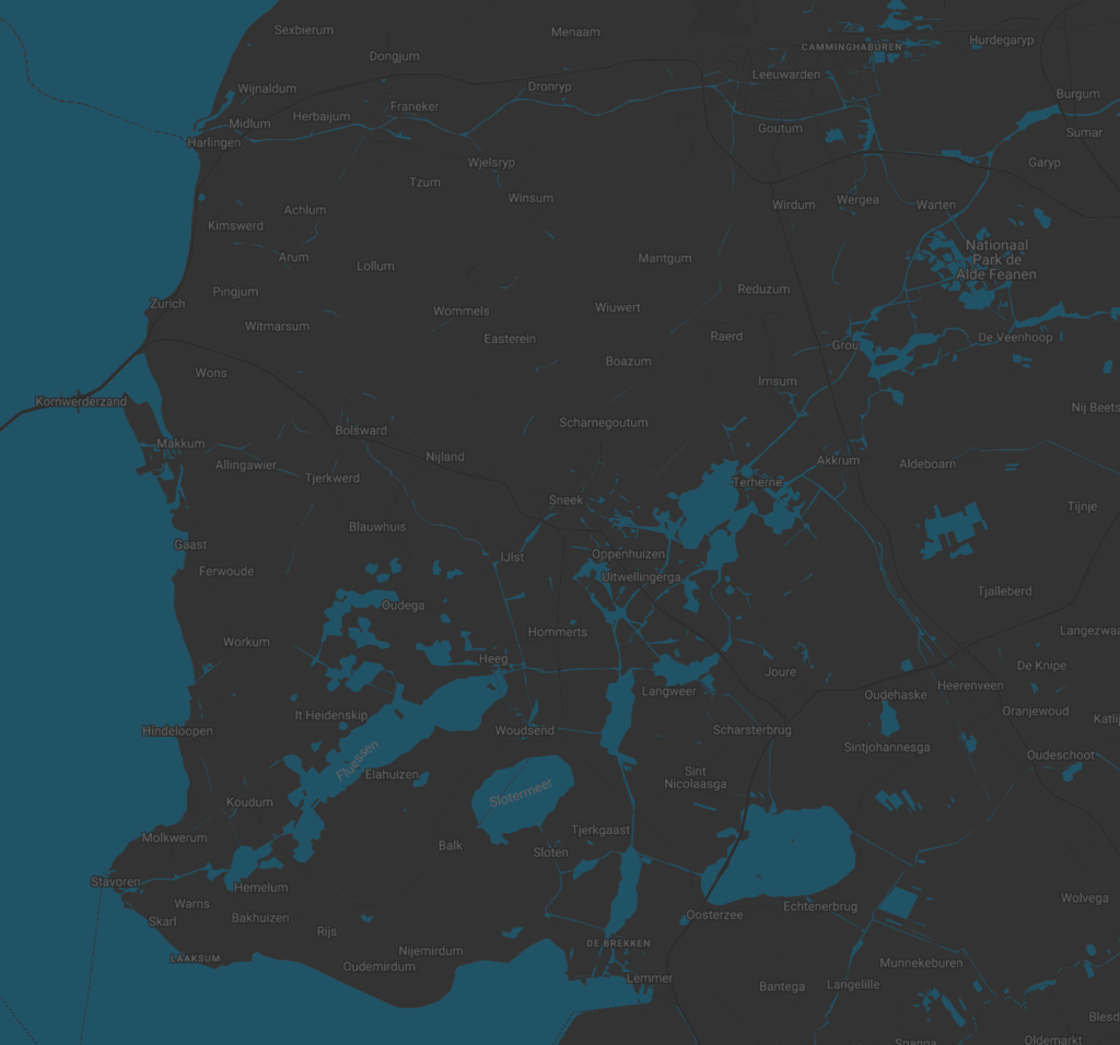 Taxi rijdt door de stad tijdens avond of nacht voor vervoer naar vliegvelden en uitgaansgelegenheden
