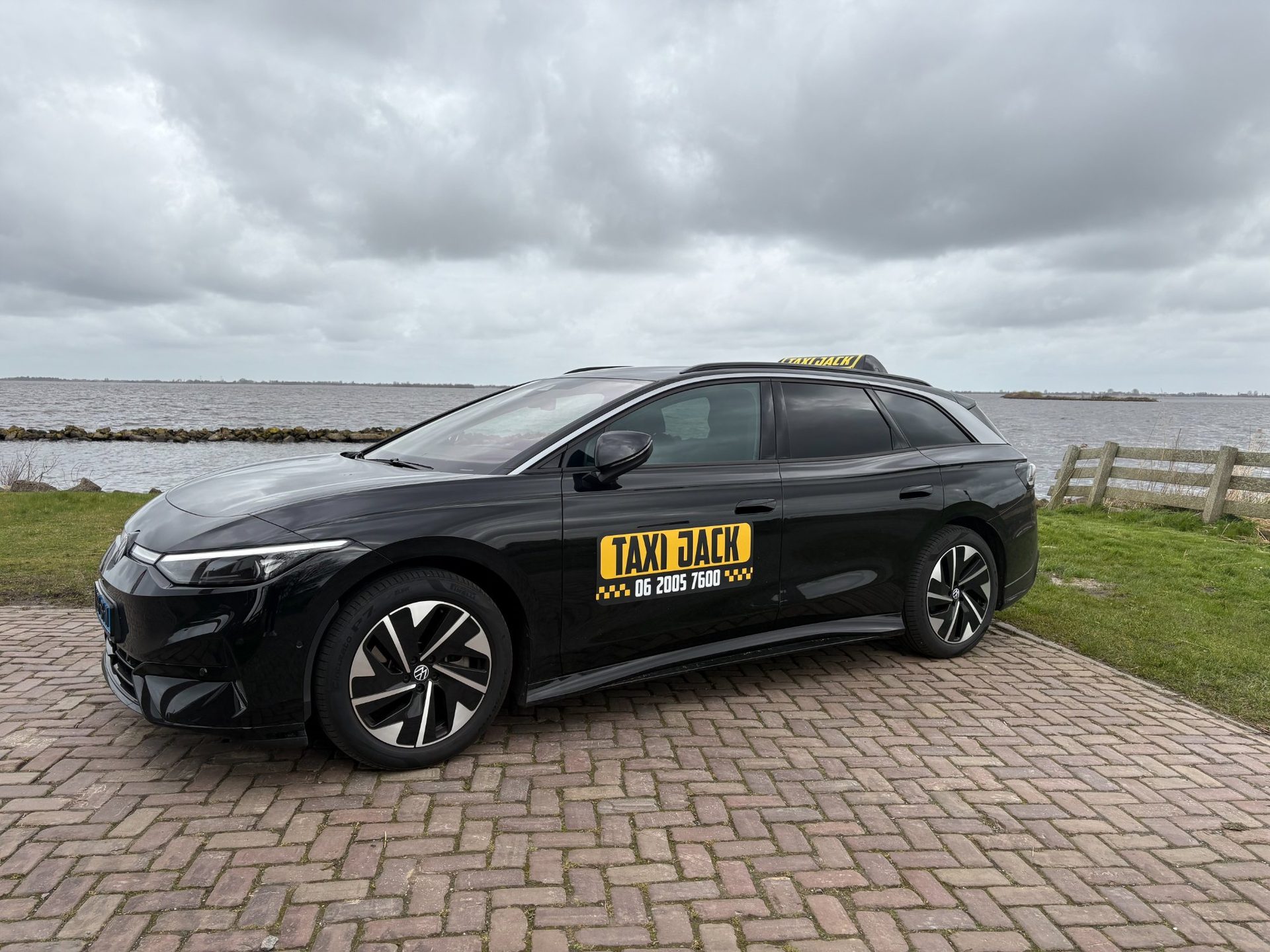Volkswagen ID.7 Tourer van Taxi Jack bij het Friese water